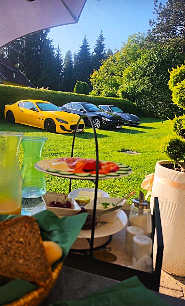 Frühstück im Garten der Pension Wiegele