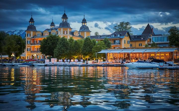 Schlosshotel Velden am Wörthersee bei Abenddämmerung